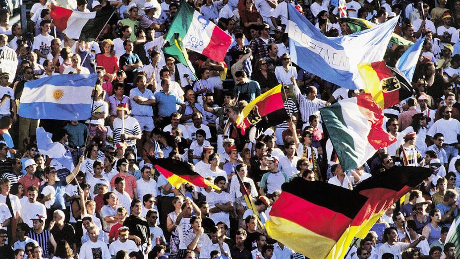 Torcidas da Argentina e da Alemanha Ocidente na final da Copa do Mundo de 1990
