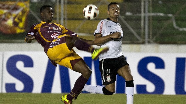 Dentinho toma drible na partida em que o Tolima venceu o Corinthians por 2 a 0