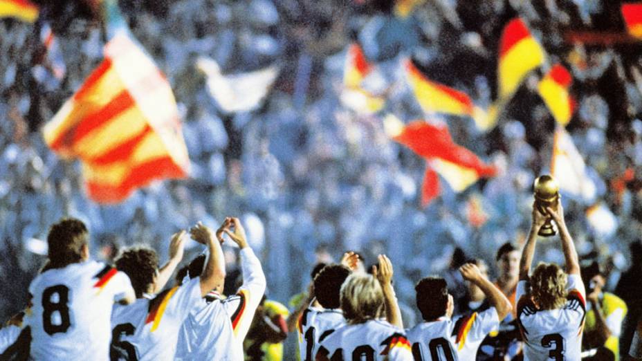 Jogadores da Alemanha Ocidental comemorando a vitória sobre a Argentina e a conquista da Copa do Mundo de 1990, no Estádio Olímpico de Roma