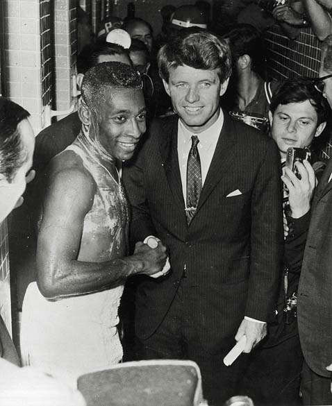 Robert Kennedy foi até os vestiários cumprimentar o jogador Pelé após o amistoso entre Brasil e a extinta União Soviética, em 1965