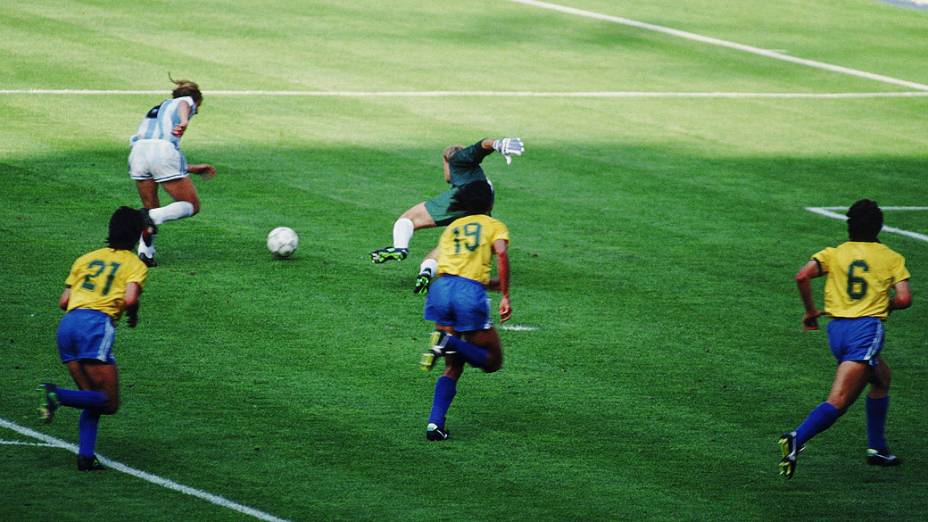 Caniggia, da Argentina, na jogada que eliminou o Brasil da Copa do Mundo de 1990