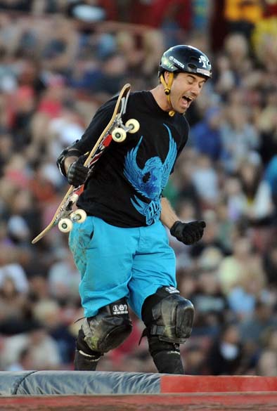 O brasileiro Bob Burnquist comemora após salto durante final de skate no "X Games" em Los Angeles, em 29/07/2010