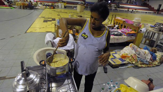 Dona Maria Zuleide prepara o alimento de sua família.