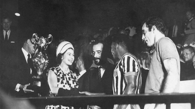 A  Rainha da Inglaterra, Elizabeth II, cumprimenta o jogador Pelé, no estádio do Maracanã em 1968