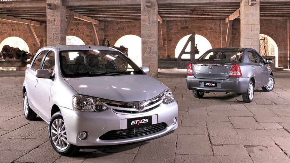 Toyota Etios - Arma da Toyota para o mercado de automóveis compactos nacional, o Etios, cujo nome vem do grego Ethos, que significa Essência Original, estreou nas revendas no fim de setembro. Produzido em Sorocaba, o compacto é oferecido nas versões hatch e sedã e com duas opções de motores flex: 1.3 ou 1.5. O hatch tem preço inicial de 29.990 reais, na versão básica 1.3, podendo atingir 42.790 reais, na opção topo de linha 1.5 XLS