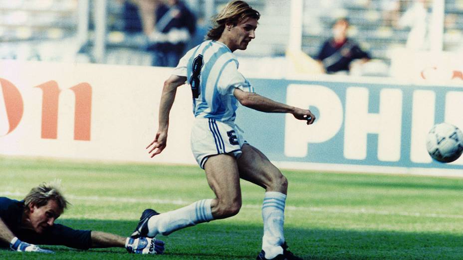 Taffarel, goleiro do Brasil, tentando defender chute de Caniggia, da Argentina, durante jogo da Copa do Mundo de 1990, no Estádio Delle Alpi, em Turim