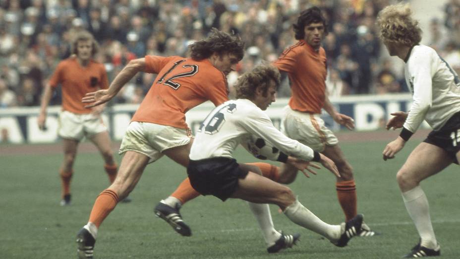 Bonhof, da Alemanha, e Krol, da Holanda, na final da Copa do Mundo de 1974