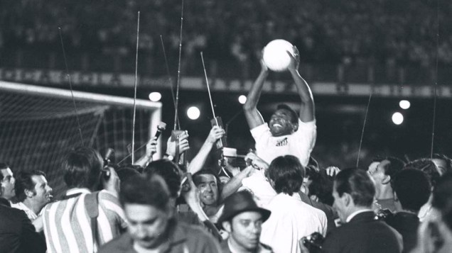 Pelé comemora após marcar o milésimo gol em partida contra o Vasco, no Maracanã, em 19 de novembro de 1969