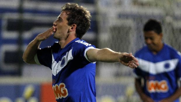 O argentino Montillo marcou dois gols na vitória do Cruzeiro sobre o Grêmio