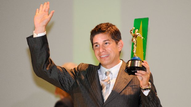 Conca recebeu o prêmio de melhor jogador do Campeonato Brasileiro