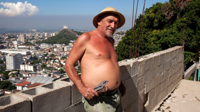 Líder comunitário Alcídes Azevedo da Costa, conhecido como Russão, na comunidade Caracol, complexo da Penha, no Rio de Janeiro
