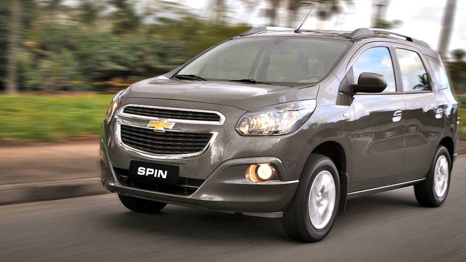 Chevrolet Spin - Estreou por aqui em meados deste ano e matou de uma só vez duas velhas conhecidas: as minivans Zafira e Meriva. Projetada no Brasil, a Spin usa um motor 1.8 Flex de 108 cv e é vendida em duas versões LT manual (44.030 reais) e LTZ automática (55.270 reais). A opção de entrada traz de série ar-condicionado, direção hidráulica, airbag duplo, vidros e travas elétricas e freios com ABS e EBD