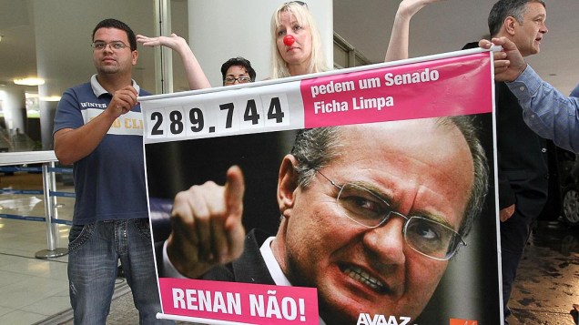 Manifestantes protestam contra a candidatura de Renan Calheiros (PMDB-AL) à Presidência do Senado para o biênio 2013-2014, nesta sexta-feira.