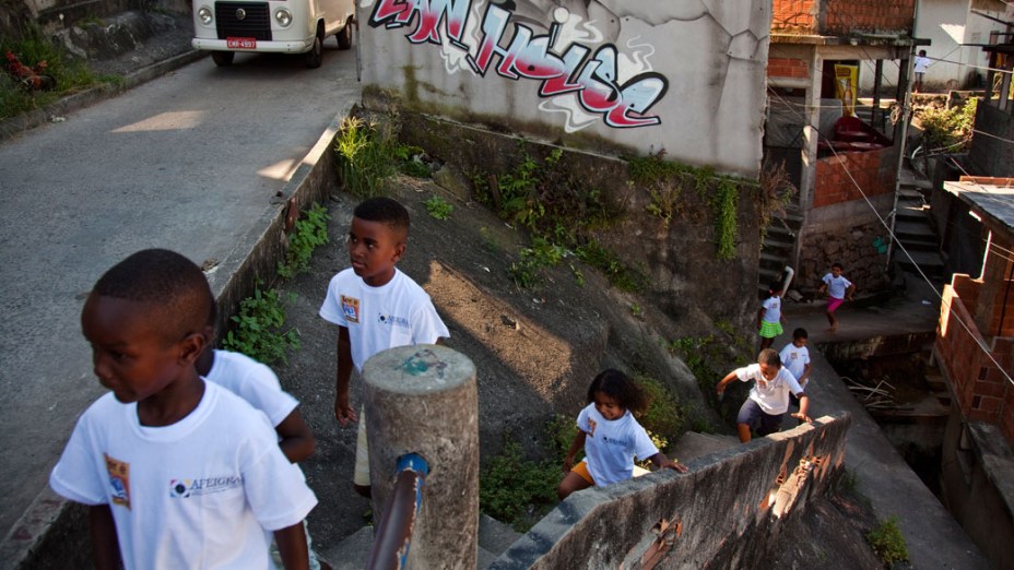 Crianças a caminho do ponto de leitura da comunidade Caracol, complexo da Penha, no Rio de Janeiro