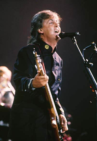 Em 1990, foi a vez de Paul McCartney se apresentar no estádio carioca