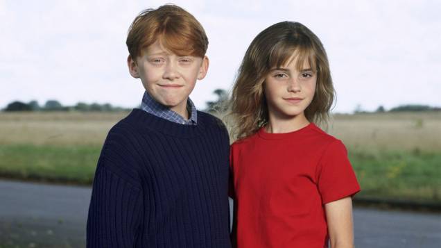 Ron Weasley (Rupert Grint) e Hermione Granger (Emma Watson), em 2001, no filme <em>Harry Potter e a Pedra Filosofal</em>