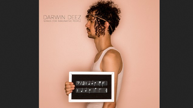 ‘Songs for Imaginative People’, da banda americana Darwin Deez. Na capa, o vocalista parece ser fichado pela polícia, mas no lugar de seu nome há uma partitura musical