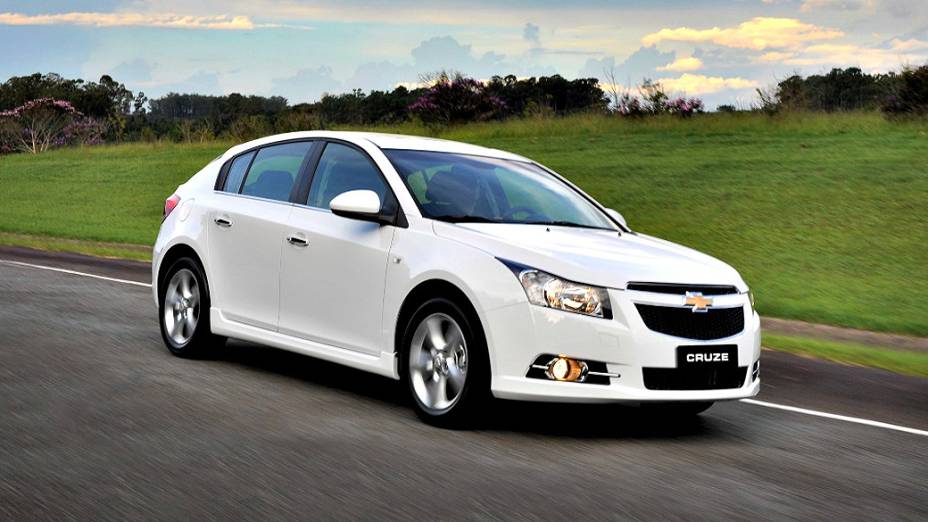 Chevrolet Cruze Sport6 - É a versão hatch do sedã Cruze. Ele vem com o mesmo motor 1.8 16V Ecotec de 144 cv do três volumes e pode vir associado a um câmbio de seis marchas com alavanca manual ou automática. Assim como os outros modelos da Chevrolet pode ser encontrado nas versões LT ou LTZ. A opção básica vem de série com airbag duplo, direção elétrica, faróis de neblina, freios com ABS, controle de estabilidade (ESP), vidros e travas elétricas, piloto automático e MP3 player