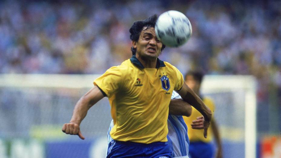 Branco, do Brasil, no jogo contra a Argentina, na Copa do Mundo de 1990