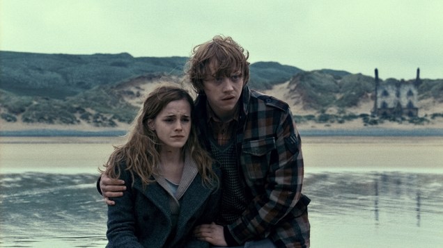 Ron Weasley (Rupert Grint) e Hermione Granger (Emma Watson) em cena de <em>Harry Potter e as Relíquias da Morte</em>, 2010