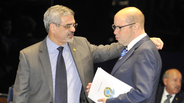 Demóstenes Torres conversa com o senador Humberto Costa no plenário, em 2011. Costa se tornaria o seu algoz no Conselho de Ética, ao propor a cassação de Demóstenes