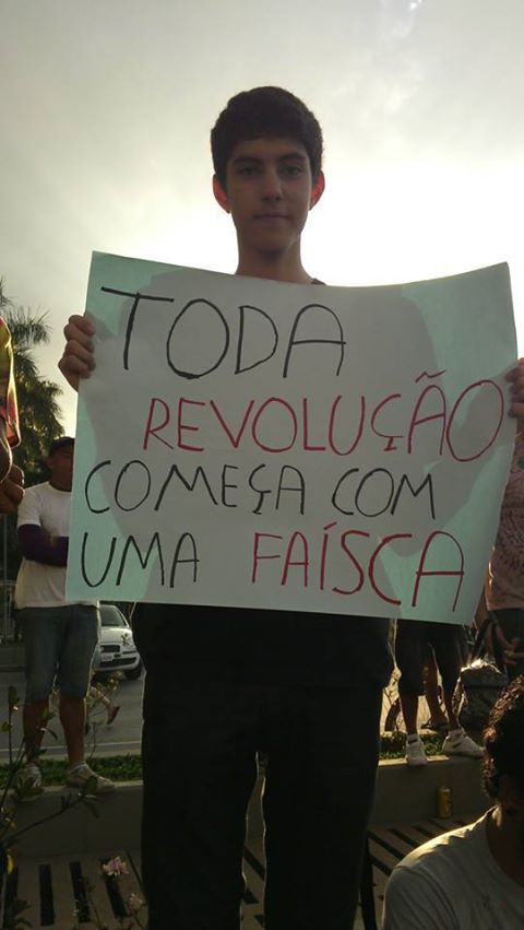 Manifestante usa frase de Jogos Vorazes em cartaz, durante protesto no Brasil
