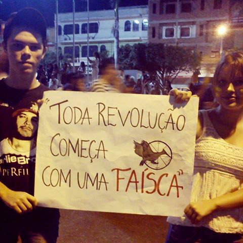Manifestantes usam frase de Jogos Vorazes em protesto no Brasil