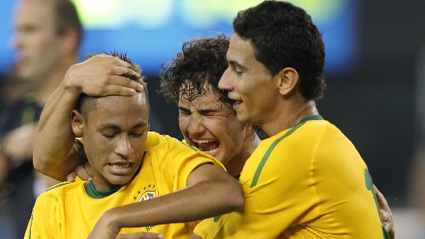 Neymar, Ganso e Pato comemoram o primeiro gol da seleção brasileira no amistoso contra os Estados Unidos
