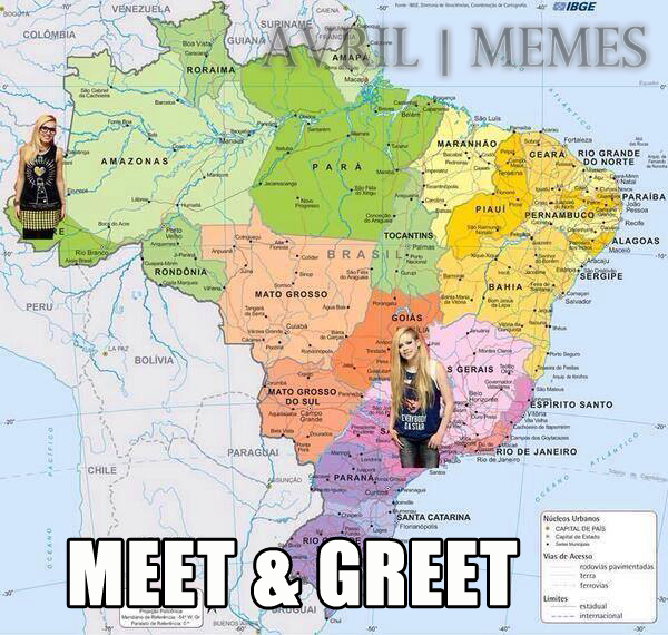 Meme inspirado nas fotos de Avril Lavigne com seus fãs brasileiros, que não puderam encostar na cantora