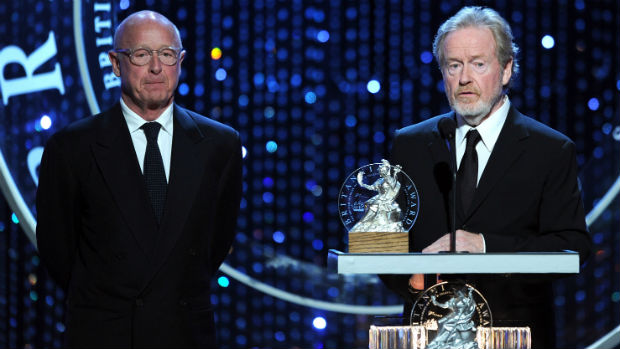 Tony Scott (esquerda) ao lado do irmão Ridley Scott (direita) em foto de 2010