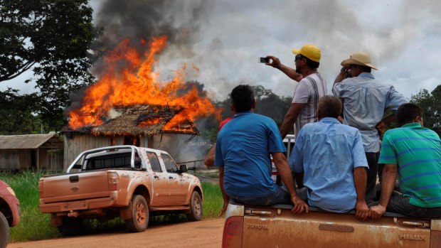 Revoltados com o desaparecimento de três homens, moradores de Humaitá atearam fogo na sede da Funasa e da Funai na noite de quarta-feira (25) e destruíram 13 veículos e três barcos usados no transporte de índios. Segundo a Polícia Militar, cerca de 3.000 pessoas participaram do protesto - 27/12/2013