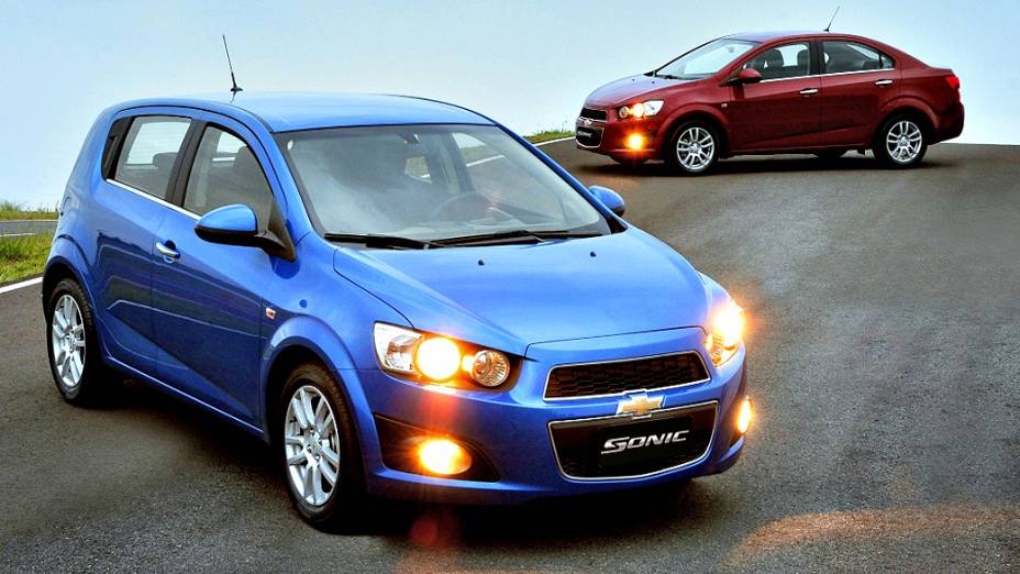 Chevrolet Sonic - Importado da Coréia do Sul desde maio, o compacto premium tem o objetivo de conquistar novos consumidores brasileiros jovens. O visual é agressivo tanto nas carrocerias hatch e sedã. O motor é o mesmo quatro cilindros 1.6 16V flex e que rende até 120 cv. Há duas versões de acabamento (LT e LTZ) e de câmbio: manual de cinco marchas e automático sequencial de seis velocidades. Os preços partem de 46.700 reais, na opção hatch, e 52.900 reais, no três volumes