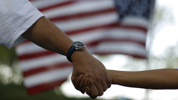 Casal dá as mãos para um minuto de silêncio pelas vítimas do 11 de setembro
