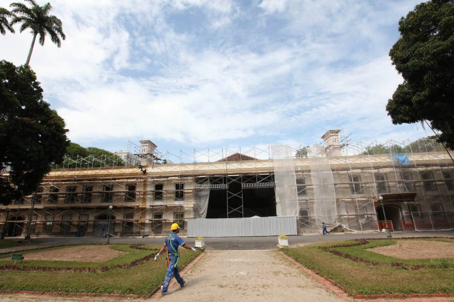 Com a fachada revestida para a obra, o Palácio Guanabara ficou encoberto para a reforma. Tapumes serão retirados até junho