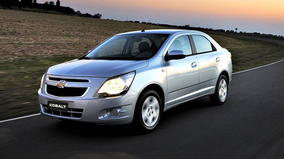 Chevrolet Cobalt - A opção mais forte e recheada do Cobalt deu o ar da graça em agosto. Debaixo do capô da versão LTZ está o motor de quatro cilindros 1.8 flex de 108 cv e que pode vir acoplado a um câmbio manual de cinco marchas ou a uma alavanca automática, de seis velocidades. Entre os destaques do modelo está o porta-malas, que dispõe de 563 litros de capacidade, assim como no Cobalt 1.4