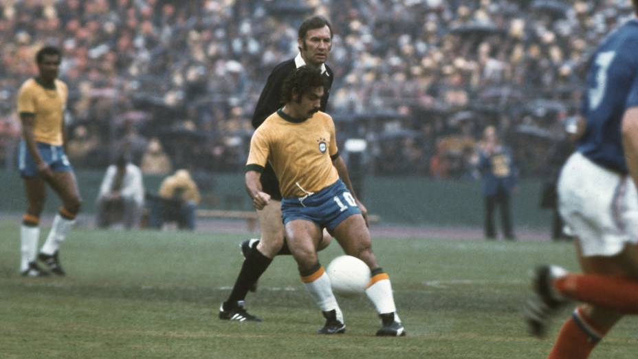 Rivelino, do Brasil, durante jogo contra a Iugoslávia na Copa de 1974