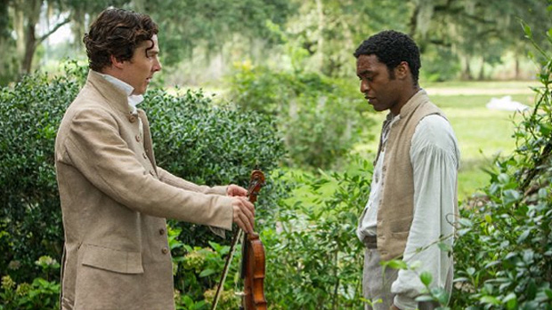 Benedict Cumberbatch e Chiwetel Ejiofor, fazendeiro e escravo, em 12 Years a Slave