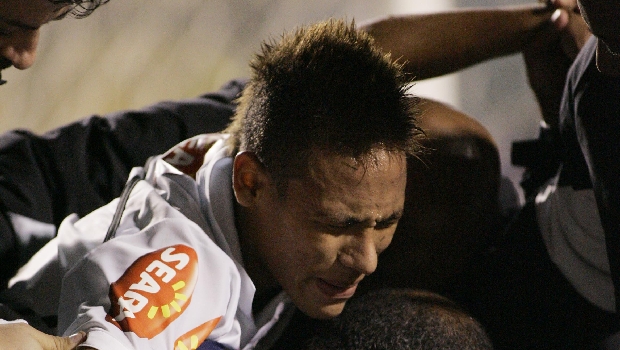 Neymar sai carregado por dois seguranças do Santos em partida contra o Avaí