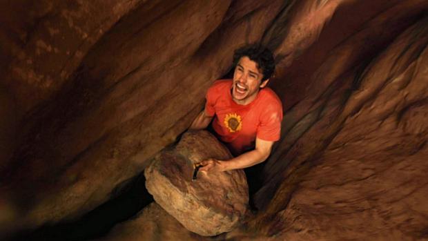Estrelado por James Franco, o filme é baseado em uma história real de alpinista que ficou preso em meio a rochas.