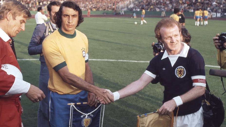 Piazza, do Brasil, e Bremmer, da Escócia, trocam cumprimentos antes do jogo entre as duas seleções na Copa de 1974