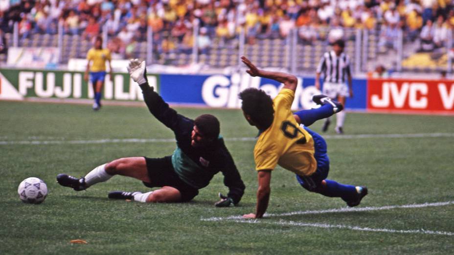 Conejo, da Costa Rica, e Careca, do Brasil, em jogo da Copa do Mundo de 1990