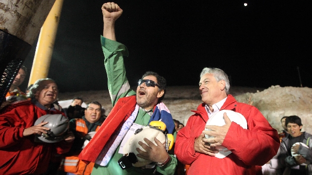 O presidente chileno, Sebastián Piñera, ao lado de Luis Urzúa Iribarren, o último mineiro a ser resgatado