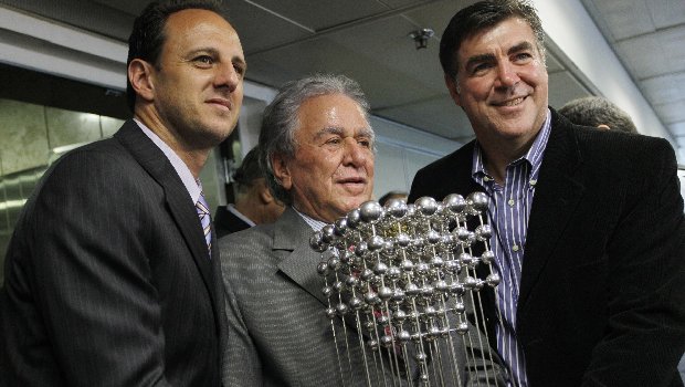 Juvenal Juvêncio, presidente do São Paulo, recebe a Taça das Bolinhas ao lado de Rogério Ceni e Zetti