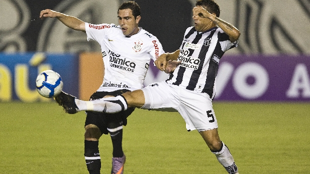 Bruno César, do Corinthians, em disputa de bola com Michel, do Ceará, em partida válida pela oitava rodada do Brasileirão