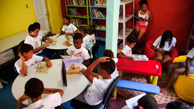 Crianças no ponto de leitura da comunidade Caracol, complexo da Penha, no Rio de Janeiro