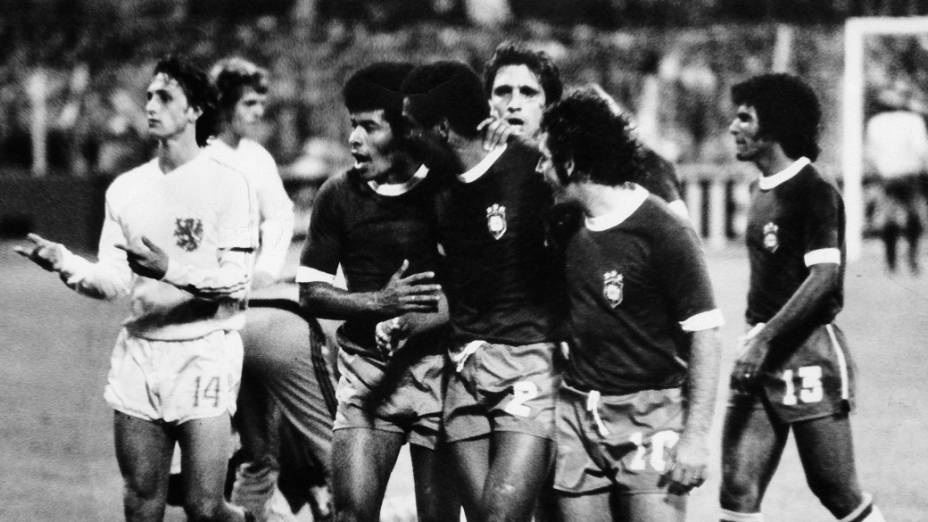 Confusão generalizada depois da expulsão de Luis Pereira na derrota do Brasil para a Holanda, em Dortmund, na Copa de 1974
