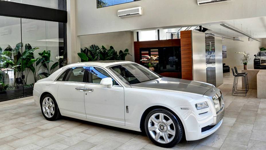 Rolls-Royce - A marca britânica de carros de alto luxo, hoje pertencente ao grupo alemão BMW, inaugurou sua primeira loja na América Latina em outubro, na capital paulista. Por enquanto, o único modelo oferecido por aqui é o Ghost, cujo preço pode atingir 2,3 milhões de reais. Ele vem com um motor V12 6.6 litros turbo, de 563 cv, necessários para tirar da inércia um sedã de 5,39 metros de comprimento e 2,36 toneladas