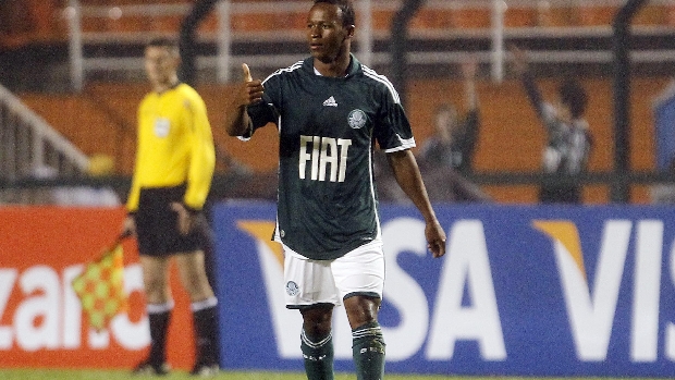 Tinga, do Palmeiras, autor do segundo gol do time na vitória contra o Santos