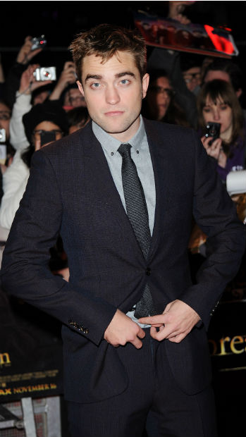 O ator Robert Pattinson durante première de Amanhecer - Parte 2 em Londres
