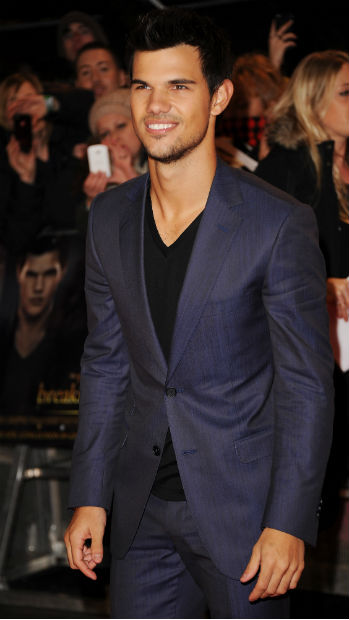 O ator Taylor Lautner durante première de Amanhecer - Parte 2 em Londres